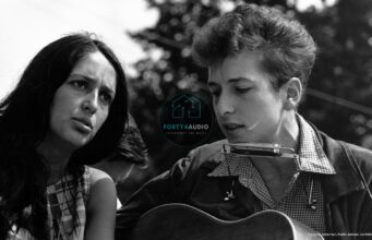 What Makes Bob Dylan’s Lyrics So Poetic? What Makes Bob Dylan's Lyrics So Poetic?